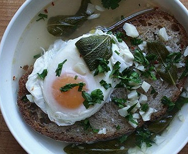 Рецепт Зимний суп с чесноком и шалфеем