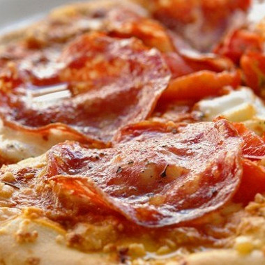 Рецепт Пицца от с колбасой и маринованным луком