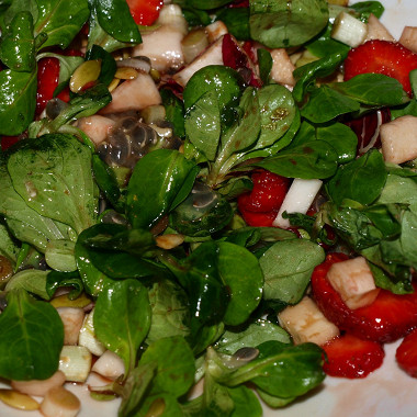 Рецепт Сочный весенний салат из клубники, салатных листьев, репы с заправкой из гранадиллы