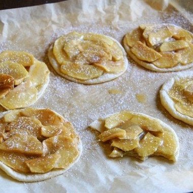 Рецепт Яблочные мини пироги с бананом и карамелью