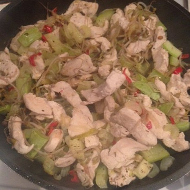 Рецепт Курица с зелеными овощами и бобовыми проростками