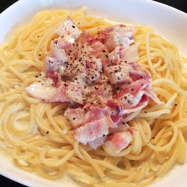 Рецепт Спагетти в сливочном соусе с песто и беконом
