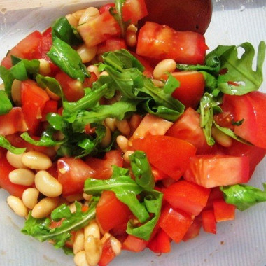 Рецепт Салат с рукколой, фасолью и помидорами
