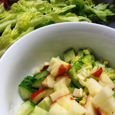 Рецепт Легкий салат с сельдереем, куриным филе и яблоками