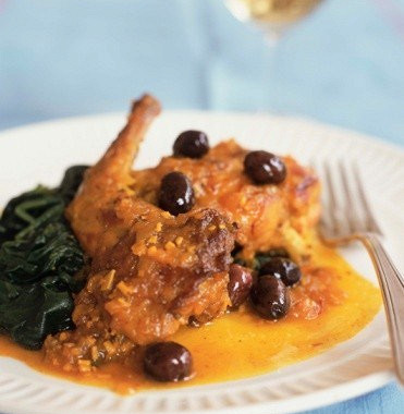 Рецепт Тушеная утка с красным вином и оливками