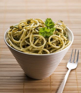 Рецепт Зеленые спагетти с песто из спаржи и кедровых орешков