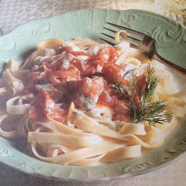 Рецепт Феттучини с копченым лососем в соусе из сливок и укропа