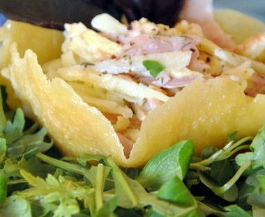 Рецепт Итальянский салат с копченой курицей в сырной корзинке