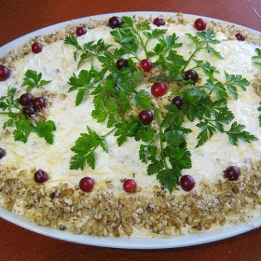 Рецепт Слоеный салат с яйцами, орехами и яблоками
