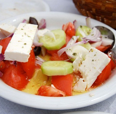 Рецепт Салат с огурцами, томатами на гриле и фетой