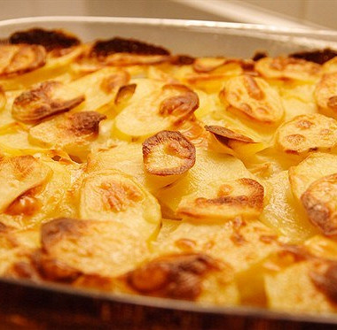 Рецепт Золотистый запеченый картофель с чесноком и розмарином