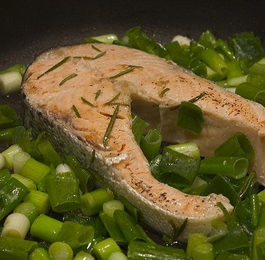 Рецепт Рыба, запеченная в фольге с зеленым луком и имбирем