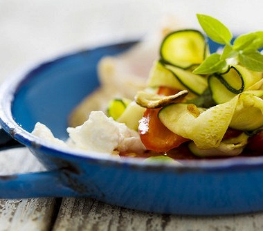 Рецепт Салат из кабачков со сладким перцем, сыром и шалфеем