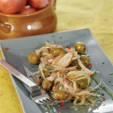 Рецепт Меззе из оливок с карамелизированным луком и свежим орегано