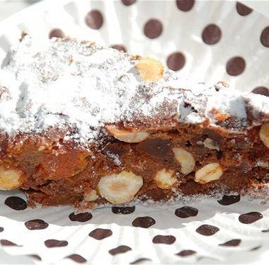 Рецепт Шоколадный панфорте (пирог из орехов и сухофруктов)