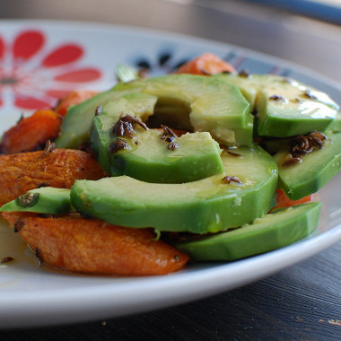 Рецепт Запеченая морковь с авокадо и тмином