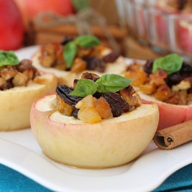 Рецепт Запеченные яблоки с орехами и сухофруктами