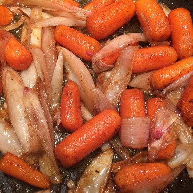 Рецепт Карамелизованная морковь с шалотом