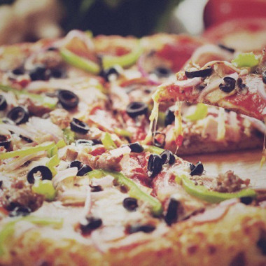 Рецепт Пицца с салями и маслинами