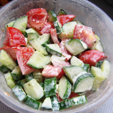 Рецепт Овощной салат со сметаной и зеленью