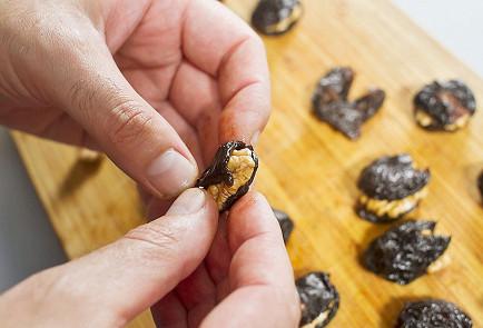 Фото приготовления рецепта: Чернослив, фаршированный грецким орехом, в сметанном соусе - шаг 1