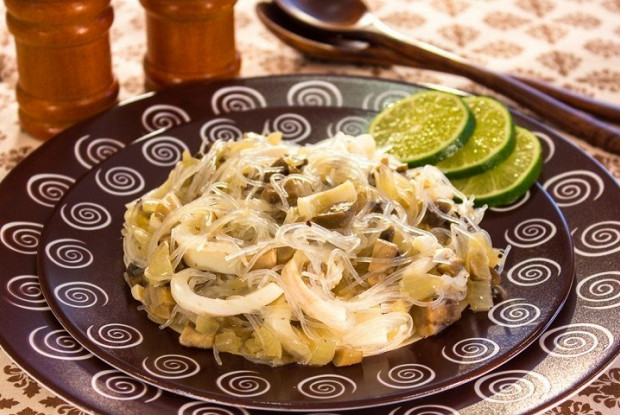 Салат из фунчозы с кальмарами с белыми грибами