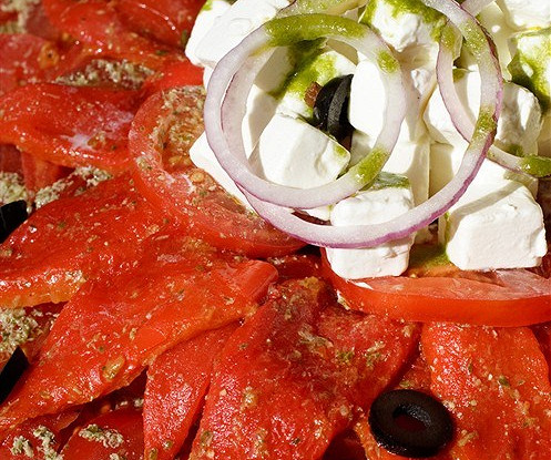 Салат из жареных перцев, помидоров и феты