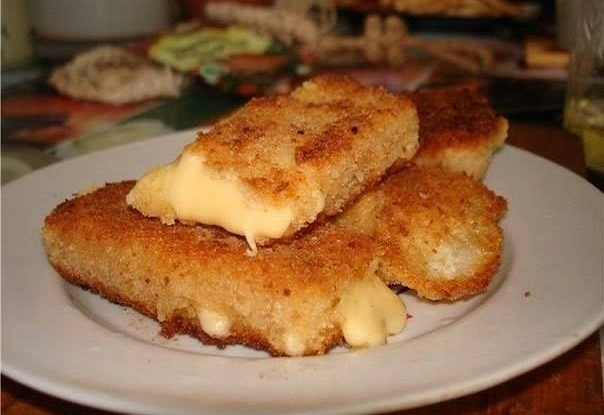 Жареный сулугуни с острой шпинатной пастой