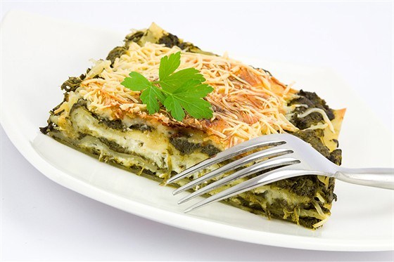 Лазанья из шпината и сыра с кедровыми орешками