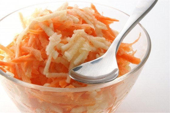 Салат из моркови и яблок с орехами