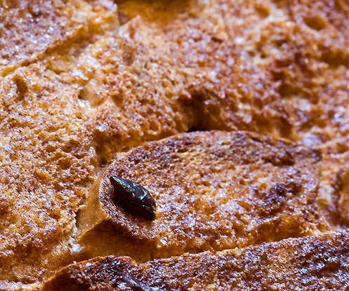 Хлебный пудинг с горьким шоколадом, перцем и корицей