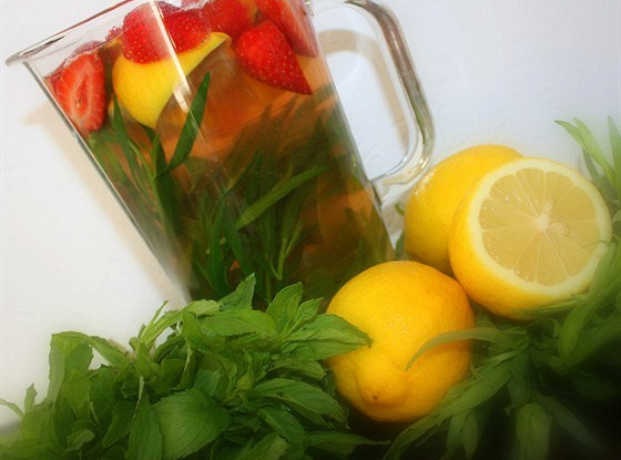 Лимонад с мятой, тархуном и клубникой