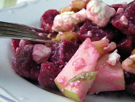 Салат из свеклы, картофеля и яблок