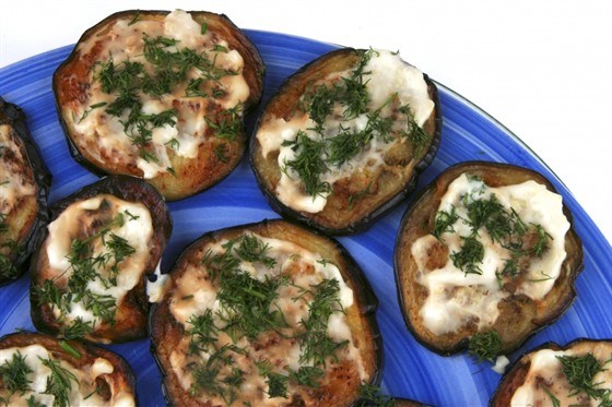 Запеченные баклажаны с чесноком и хлебной крошкой