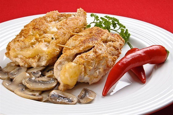 Котлеты куриные, фаршированные куриной кнелью и грибами