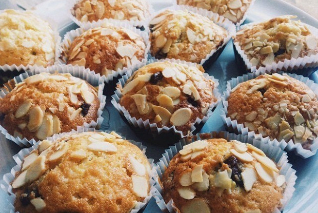 Маффины с шоколадом и миндальными лепестками