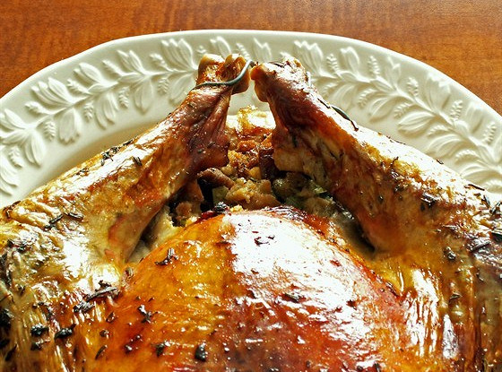 Гусь, фаршированный гречневой кашей и грибами