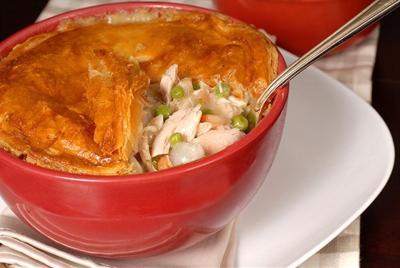 Пирог с курицей и грибами в горшочках
