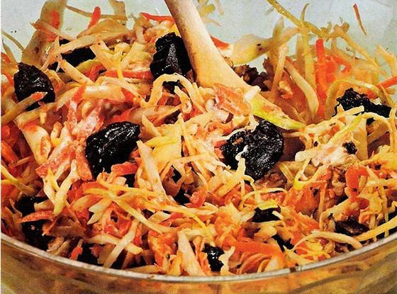 Капустный салат с черносливом и грецкими орехами