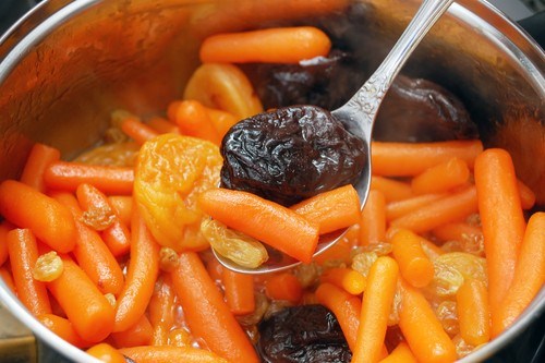 Пряная морковь с черносливом