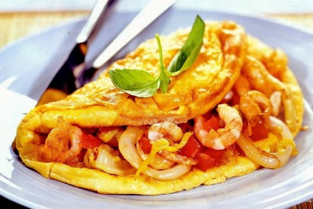 Омлет с морепродуктами и зеленью