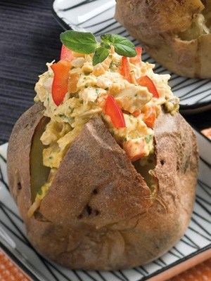 Печеный картофель на гриле с кремом из авокадо