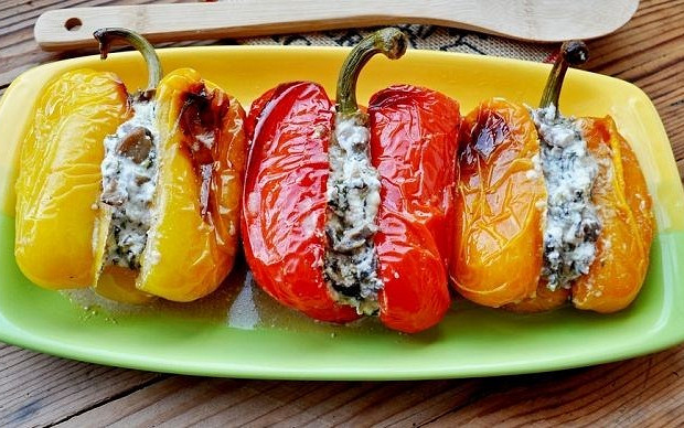 Запеченный перец, фаршированный вешенками и сыром