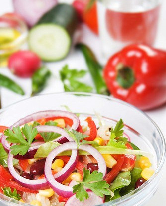 Разноцветный фасолевый салат с кукурузой