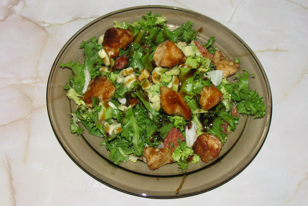 Теплый салат из рукколы и курицы