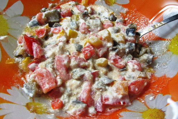 Теплый салат с баклажанами, болгарским перцем и фетой