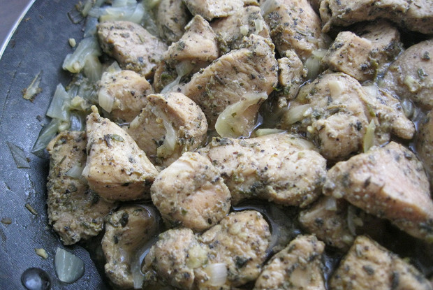 Куриное филе жареное с луком в медовом маринаде