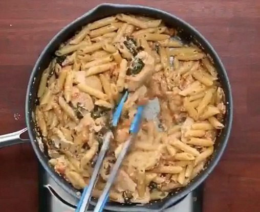 Паста с курицей и сливочным соусом