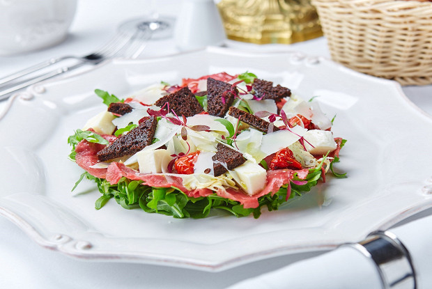 Карпаччо из говядины с моцареллой и артишоками