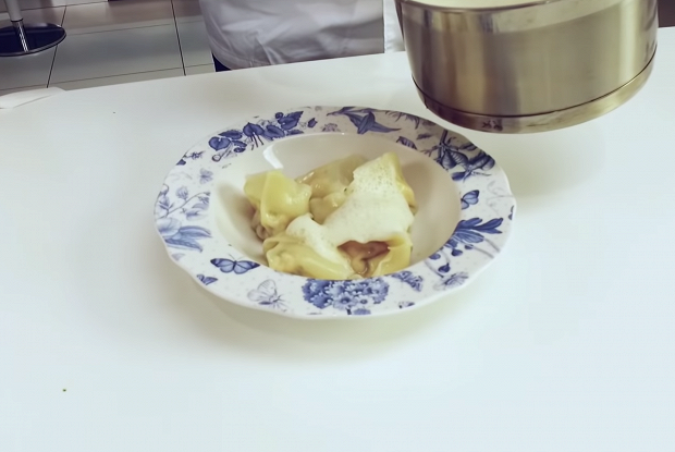 Пельмени с лососем и соусом из березового сока